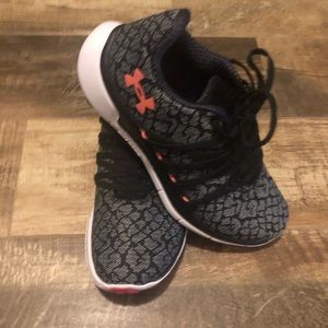 Under Armour size 7 black and coral like new